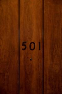 Una puerta de madera con el número. en HOTEL LITTLE BIRD OKU-ASAKUSA / Vacation STAY 79448 en Tokio