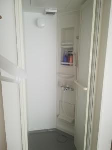 uma pequena casa de banho com um frigorífico branco num quarto em HOTEL LITTLE BIRD OKU-ASAKUSA / Vacation STAY 79442 em Tóquio