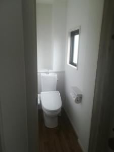 um WC branco numa casa de banho com uma janela em HOTEL LITTLE BIRD OKU-ASAKUSA / Vacation STAY 79442 em Tóquio