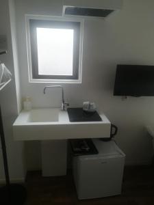 baño con lavabo blanco y ventana en HOTEL LITTLE BIRD OKU-ASAKUSA / Vacation STAY 79442, en Tokio