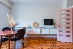 Μια τηλεόραση ή/και κέντρο ψυχαγωγίας στο AMAZING DUPLEX - Mid Century Experience & PARKING