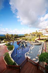 un parc aquatique avec un toboggan et une aire de jeux dans l'établissement Fullon Resort Kending, à Eluan