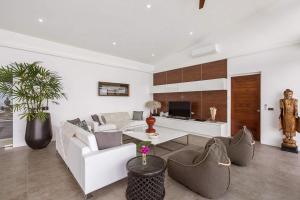 sala de estar con sofá y mesa en PRIVATE POOL VILLA I Sea Views - Pool - Privacy & Joy en Chaweng