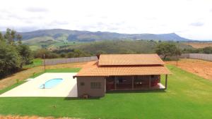 een afbeelding van een huis met een trampoline bij Sítio Luar in São Roque de Minas