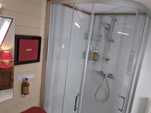 La salle de bains est pourvue d'une douche avec un pommeau de douche. dans l'établissement Les Bruyères du Mont, à Céaux