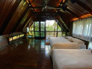 een slaapkamer met 3 bedden in een kamer bij Langit Rimba Resort in Seremban