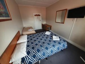 The Victoria Hotel客房内的一张或多张床位