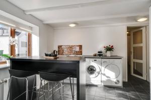 cocina con lavadora y secadora en una habitación en Marieshus en Holstebro