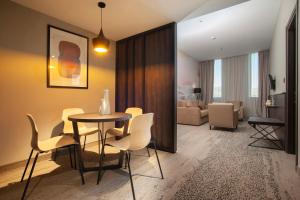 Ruang duduk di voco - Podgorica by IHG