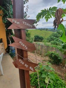 Sitio Aconchego Verde Guararema外面的花园