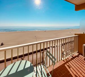 Elle comprend un balcon offrant une vue sur la plage. dans l'établissement "MER" Séjour détente tout confort, magnifique vue sur la mer, à Canet