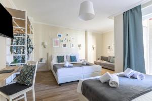 Momo Central Rome 2 في روما: غرفة معيشة بها سريرين وأريكة