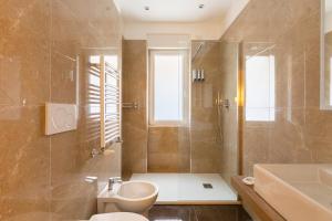 Momo Central Rome 2 في روما: حمام مع دش ومرحاض ومغسلة +36 صورة