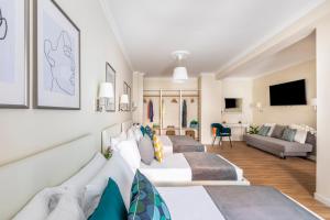 Momo Central Rome 2 في روما: غرفة نوم بها سريرين وغرفة معيشة