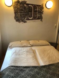 two beds sitting next to each other in a bedroom at Apartments Altstadthaus Görlitz in Görlitz