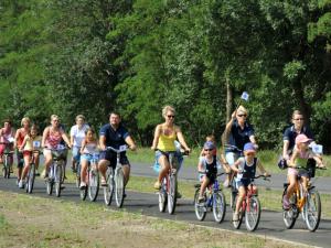 een groep mensen die fietsen op een weg bij Kiskastély Fogadó-Étterem in Füzesgyarmat