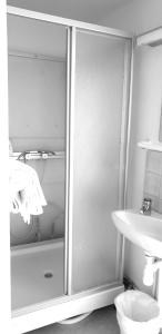 eine Dusche mit Glastür neben einem Waschbecken in der Unterkunft Hotell BOULOGNE in Gävle