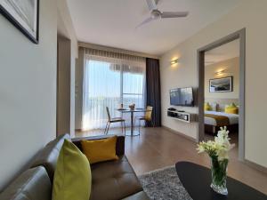 班加罗尔Hotel Avora Tree By Rivido Kempegowda Airport Road的带沙发的客厅和卧室