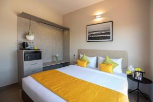 Hotel Avora Tree By Rivido Kempegowda Airport Road客房内的一张或多张床位