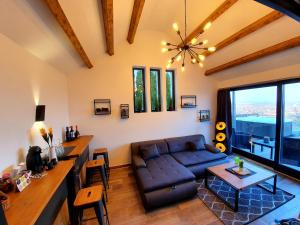 A seating area at Bagoly Wellness Apartman