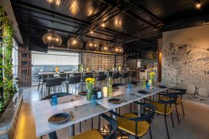 Hotel Avora Tree By Rivido Kempegowda Airport Road餐厅或其他用餐的地方