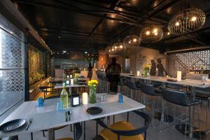 Hotel Avora Tree By Rivido Kempegowda Airport Road餐厅或其他用餐的地方