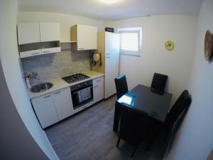 Kuchyňa alebo kuchynka v ubytovaní Apartments Lopac Jadranovo