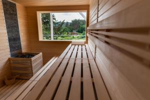 een sauna met een bank en een raam bij Tvrz Krassa in Osečná