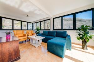 Ruang duduk di Alt Braic Villa +34 gambar