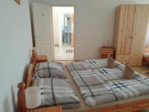 Postel nebo postele na pokoji v ubytování Főnix Panzió
