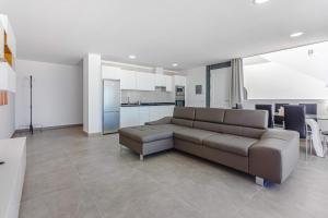 ein Wohnzimmer mit Couch und Küche in der Unterkunft Magnífico Bungalow con Vista Panorámica y Piscina Privada in Acantilado de los Gigantes