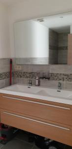 a bathroom with two sinks and a large mirror at Holiday Home Workers in Wervik