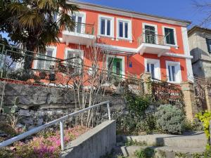 un edificio naranja con escaleras delante en Apartment Kantrida, en Rijeka