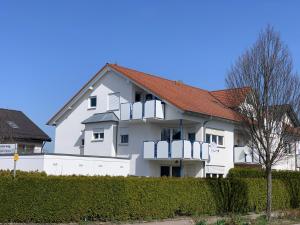 a white house with a red roof at Haus Fasanenweg in Mutlangen
