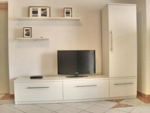 - un centre de divertissement blanc avec une télévision à écran plat dans l'établissement Apartments Mare, à Makarska