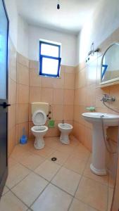 Vonios kambarys apgyvendinimo įstaigoje Vila Flamuri