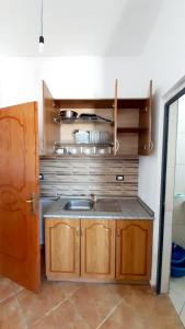 Virtuvė arba virtuvėlė apgyvendinimo įstaigoje Vila Flamuri