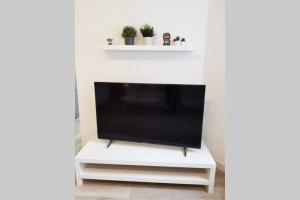 un soggiorno con TV su una TV bianca di GregBnb-com - CLIMATISE - T2 plein Sud 38m2 - WiFi a Tolone