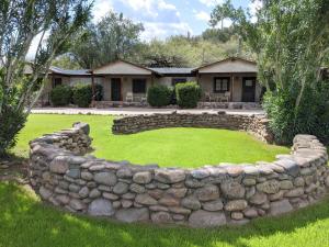 una pared de piedra frente a una casa en Saguaro Lake Ranch, en Fountain Hills