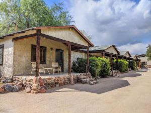 ein Haus mit einer Veranda und einer Steinmauer in der Unterkunft Saguaro Lake Ranch in Fountain Hills