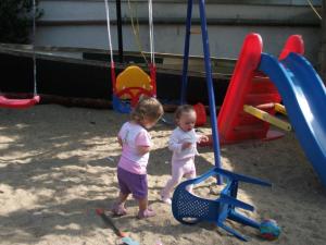 dwie małe dziewczynki bawiące się na placu zabaw w obiekcie Gasthof / Pension Götzfried w mieście Tegernheim