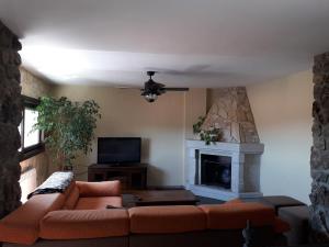 uma sala de estar com um sofá e uma lareira em Vía Caparra Superior em Oliva de Plasencia