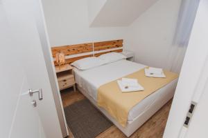 ein Schlafzimmer mit einem Bett mit zwei Tabletts drauf in der Unterkunft 3in1 Holiday Home in Rogoznica
