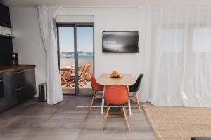 eine Küche und ein Esszimmer mit Tisch und Stühlen in der Unterkunft 3in1 Holiday Home in Rogoznica