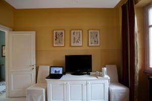 a room with a desk with a computer on it at Tenuta Tamburnin in Castelnuovo Don Bosco
