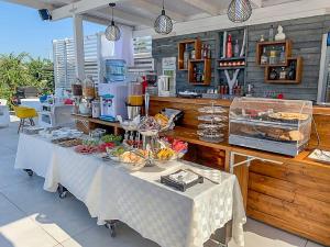 un tavolo con cibo sopra in un ristorante di Hotel Bora Bora velipoja a Velipojë