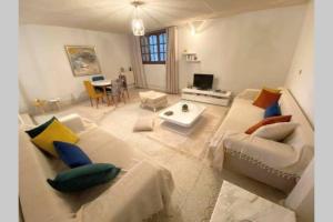 a living room with a couch and a table at Cosy 2 pièces charmant et spacieux in Tunis