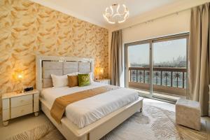 una camera da letto con un letto e una grande finestra di GLOBALSTAY at Palm Jumeirah Beachfront Paradise with Pool and Gym a Dubai Altre 174 foto