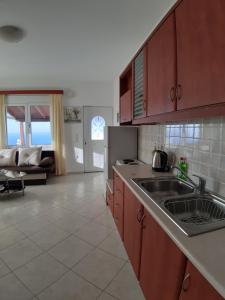 Kuchyň nebo kuchyňský kout v ubytování Roussa's View Apartments + 35 fotografií