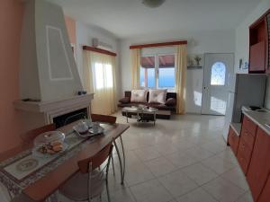 uma cozinha com uma sala de estar com lareira em Roussa's View Apartments em Sitia